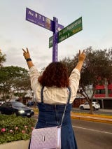 La banda surcoreana BTS, que se encuentra esta semana en Perú para brindar tres conciertos, dio nombre temporalmente a una calle de Lima, la capital peruana, al tiempo que un arco monumental de la misma ciudad se ilumina de morado por las noches en honor a la presencia de esta popular boyband de k-pop.