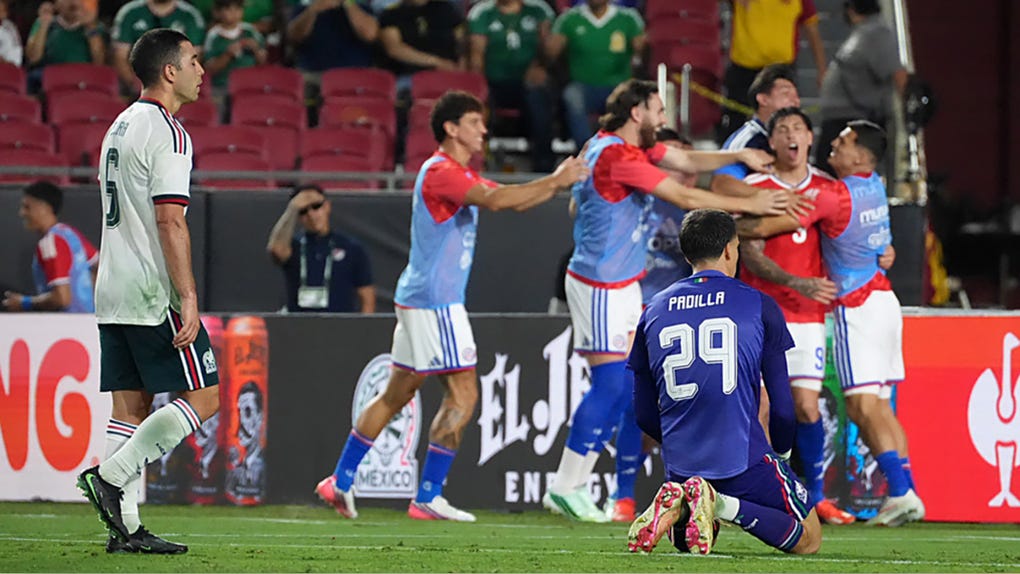  Jugadores de México se lamentan al recibir un gol de Chile.