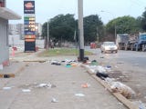 Bancas y sillas fueron colocadas en la berma central de la avenida Óscar Benavides, según reportaron los padres de familia.