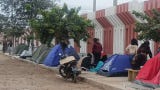 Fans de <strong>BTS </strong>acampan en los exteriores de la <strong>Universidad Nacional Mayor de San Marcos</strong> a más de 24 horas del segundo concierto.