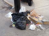 Asistentes se colocan números en las manos para llevar un registro y evitar problemas durante el ingreso al concierto.