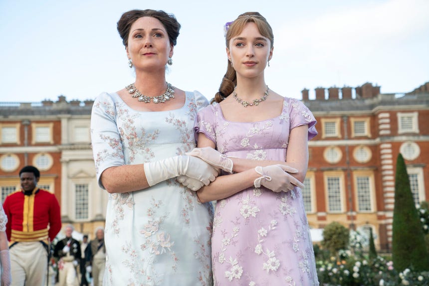 Ruth Gemmell interpreta a Violet Bridgerton desde la primera temporada de la serie, estrenada en 2020, donde Phoebe Dynevor dio vida a Daphne Bridgerton.