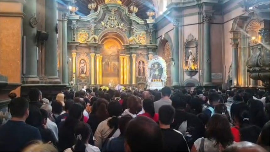 Fieles aprovechan el feriado para visitar imagen del Señor de los Milagros en Santuario de las Nazarenas