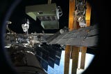 La más sonada de todas ellas tuvo lugar el 18 de agosto y estuvo protagonizada por Adenot y el astronauta de la NASA Anil Menon. Fue la primera salida al exterior de las tres caminatas que la francesa protagonizó en menos de un mes con el fin de instalar una antena destinada a mejorar la comunicación con nuestro planeta.