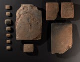 Durante las excavaciones de 2026 en la antigua Samuha, hemos desenterrado 131 tablillas y fragmentos de escritura cuneiforme que datan del reinado del rey Tudhaliya II. Junto con los hallados la temporada pasada, el total ha alcanzado los 184, explicó el ministro turco de Cultura y Turismo, Mehmet Nuri Ersoy, en redes sociales.