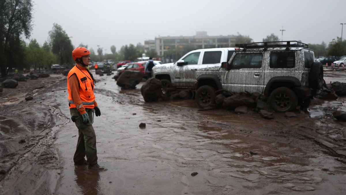 Kast decreta estado de catástrofe en zona este de Santiago arrasada por torrente de agua