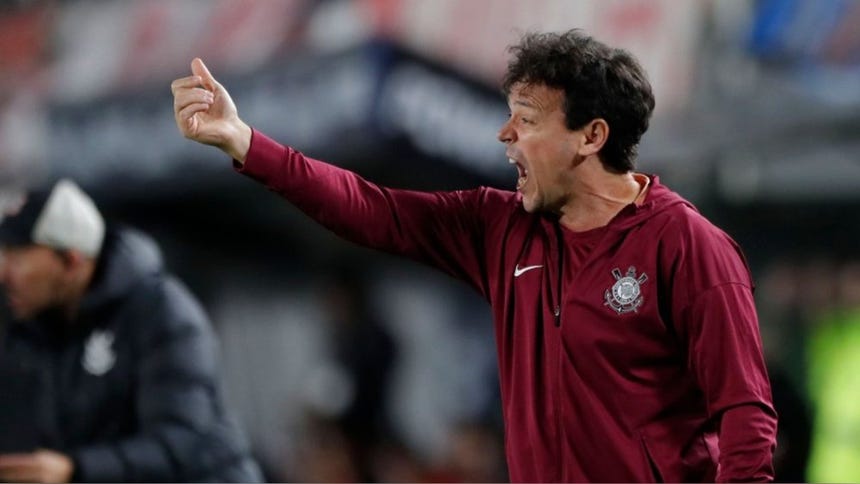 André Carrillo se quedó sin DT en Corinthians: Fernando Diniz fue despedido tras pésimos resultados