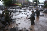 Carabineros de <strong>Chile</strong>, por su parte, reportaron haber divisado un gran torrente de agua por calle General Blanche. Lo anterior, producto del rebasamiento del canal que se encuentra en calle Francisco Bulnes Correa, vías que pertenecen al sector<strong> San Carlos de Apoquindo</strong>, una de las zonas residenciales de mayores ingresos de la capital.