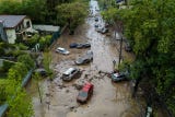 Por intensas precipitaciones se está registrando <a data-mce-href=https://rpp.pe/mundo/chile/un-fuerte-aluvion-arrastra-autos-y-buses-en-una-de-las-zonas-mas-exclusivas-de-santiago-de-chile-noticia-1711530 href=https://rpp.pe/mundo/chile/un-fuerte-aluvion-arrastra-autos-y-buses-en-una-de-las-zonas-mas-exclusivas-de-santiago-de-chile-noticia-1711530 target=_blank rel=noopener>un aluvión en la comuna de Las Condes</a>, esto a efecto de la activación de quebradas en la comuna, informó Miguel Muñoz, director regional del Servicio Nacional de Prevención y Respuesta ante Desastres (Senapred) para la Región Metropolitana.
