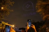 Una flota de 150 drones sincronizados iluminó en la noche de este jueves, 8 de octubre, el cielo de Lima con un espectáculo en honor a la banda surcoreana BTS, que está en la capital peruana para ofrecer un total de tres conciertos como parte de su gira mundial Arirang.