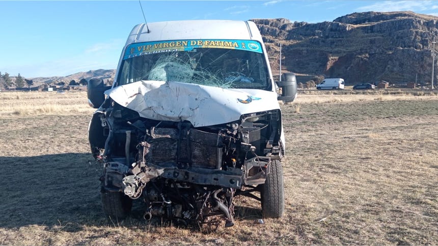 Puno: choque frontal entre motocarga y miniván deja tres muertos en la vía Huata - Coata
