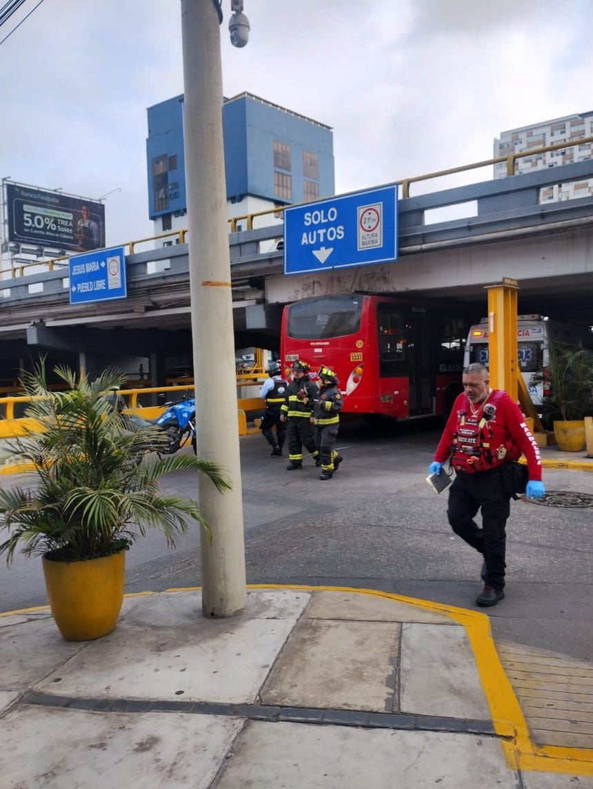Hasta tres unidades del Cuerpo de Bomberos acudieron a atender el accidente.