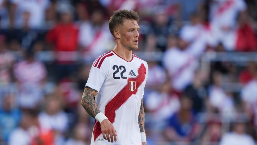 DT del Burnley indicó que Oliver Sonne volvió con un "pequeño problema" tras jugar con Perú, pero que ya está apto