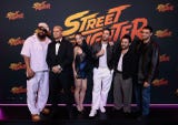 Desde la izquierda, el elenco de la película Street Fighter Jason Momoa, Cody Rodes, Callina Liang, Andrew Koji, el director Kitao Sakurai y Noah Centineo posan durante su alfombra roja en México.