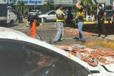 Algunos edificios sufrieron daños, por lo que restos de ellos cayeron sobre las calles.