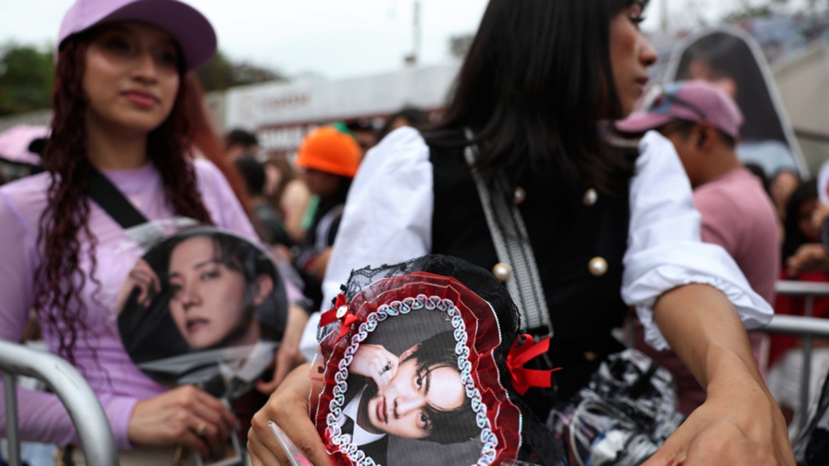 BTS en Lima: ¿qué son los 'freebies' y por qué los fans los intercambian antes de cada concierto?