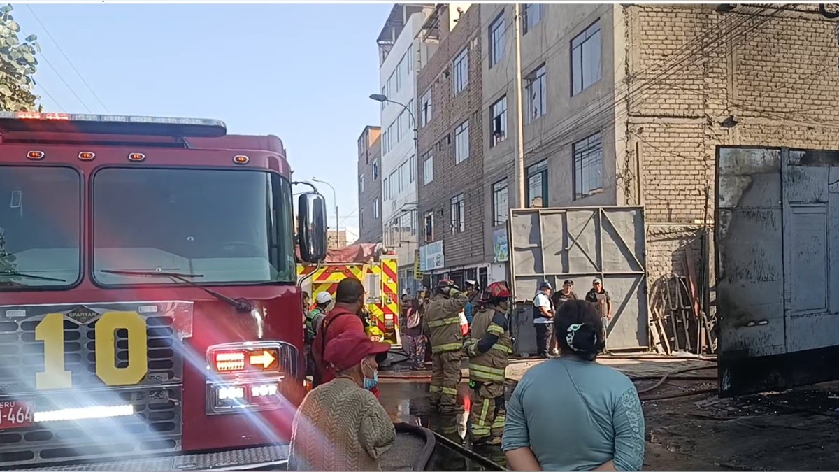 Santa Anita: un incendio consumió vivienda y dos vehículos en avenida La Encalada