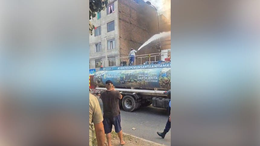 El camión cisterna de la municipalidad distrital fue clave para apagar el fuego rapidamente