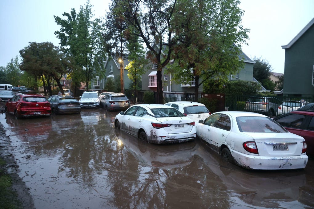 La estación meteorológica de Tobalaba, ubicada en el sector oriente de Santiago, en zona de precordillera, reportó 110,8 milímetros que representan un récord tras superar ampliamente el anterior registro de 48,3 mm en 1970.