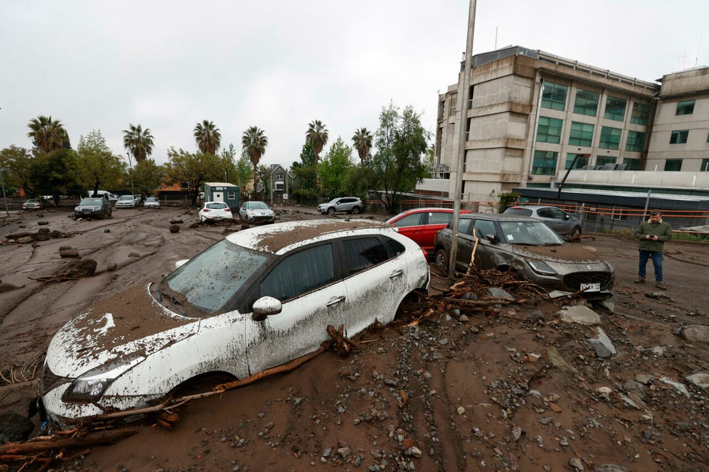 Al menos 16 personas han fallecido por el sistema frontal que afecta a Chile desde mediados de este año, influido por el Fenómeno El Niño, y que ha recorrido diez de las dieciséis regiones del país, con un balance de más de 3 000 damnificados producto de desbordamientos de caudales, inundaciones, además de daños a infraestructuras.