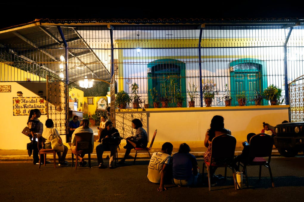 En Ciudad de Panamá, se sintió fuertemente el sismo y al tratarse de una urbe con numerosos rascacielos, cuya altura hace que se sientan más las sacudidas, hizo que las calles se llenaran de personas que habían evacuado con lo puesto ante posibles derrumbes.