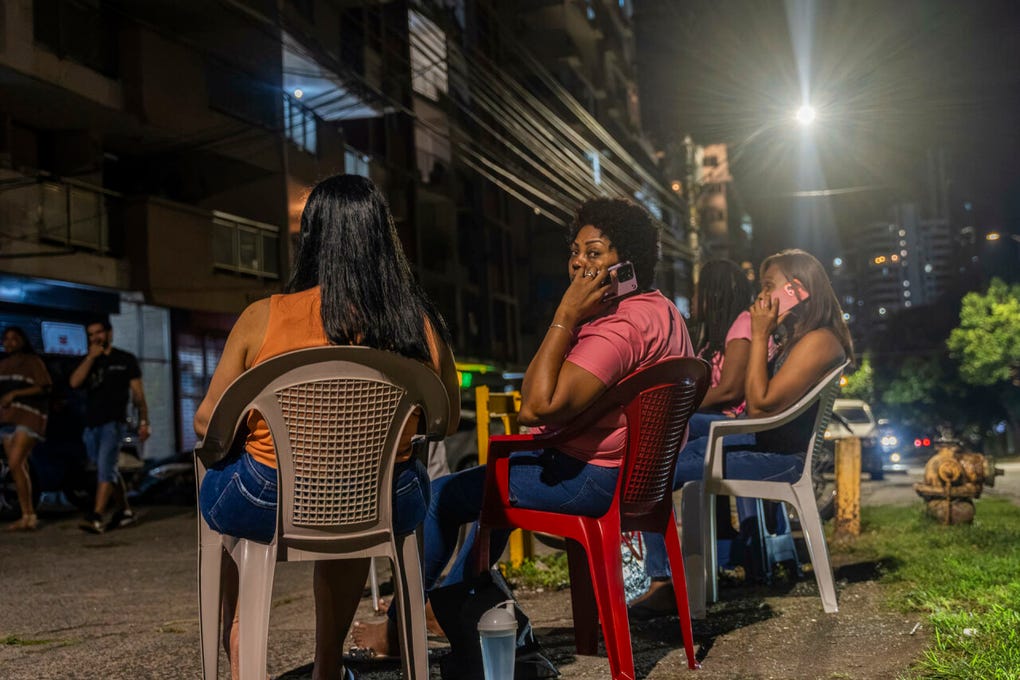 Miles de panameños pasaron la noche en la calle por temor a las fuertes réplicas sentidas tras el terremoto de magnitud 7.7 que sacudió el viernes el sureste del país.