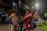 Miles de panameños pasaron la noche en la calle por temor a las fuertes réplicas sentidas tras el terremoto de magnitud 7.7 que sacudió el viernes el sureste del país.