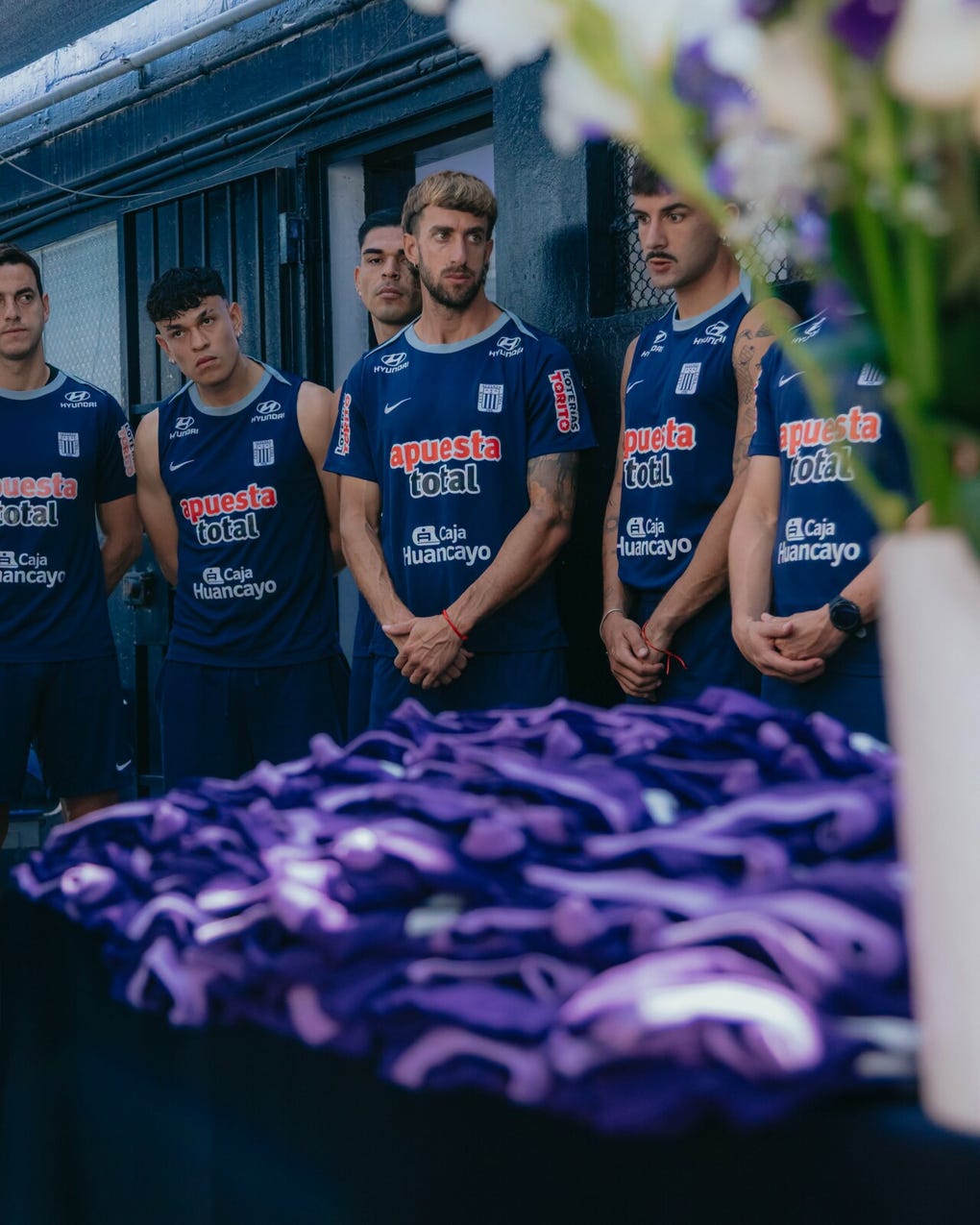 Alianza Lima bendijo sus camisetas moradas, con las que rendirá homenaje al Señor de los Milagros.