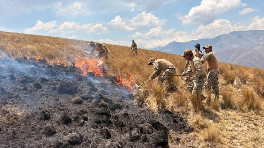 Ayacucho: soldados ayudan a sofocar el incendio forestal en Santillana
