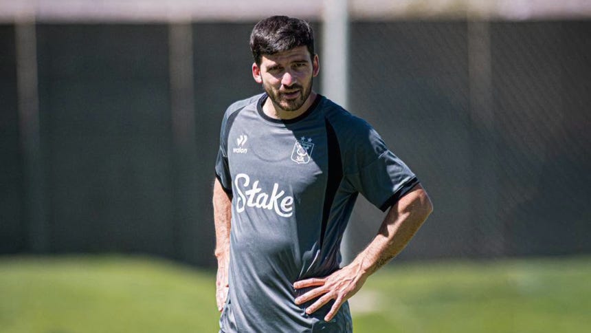 No se guardó nada: Bernardo Cuesta arremetió contra arbitraje por supuesta falta previa en gol de Valera
