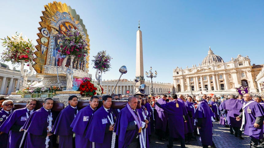 Papa León XIV saludó el anda del Señor de los Milagros en el Vaticano
