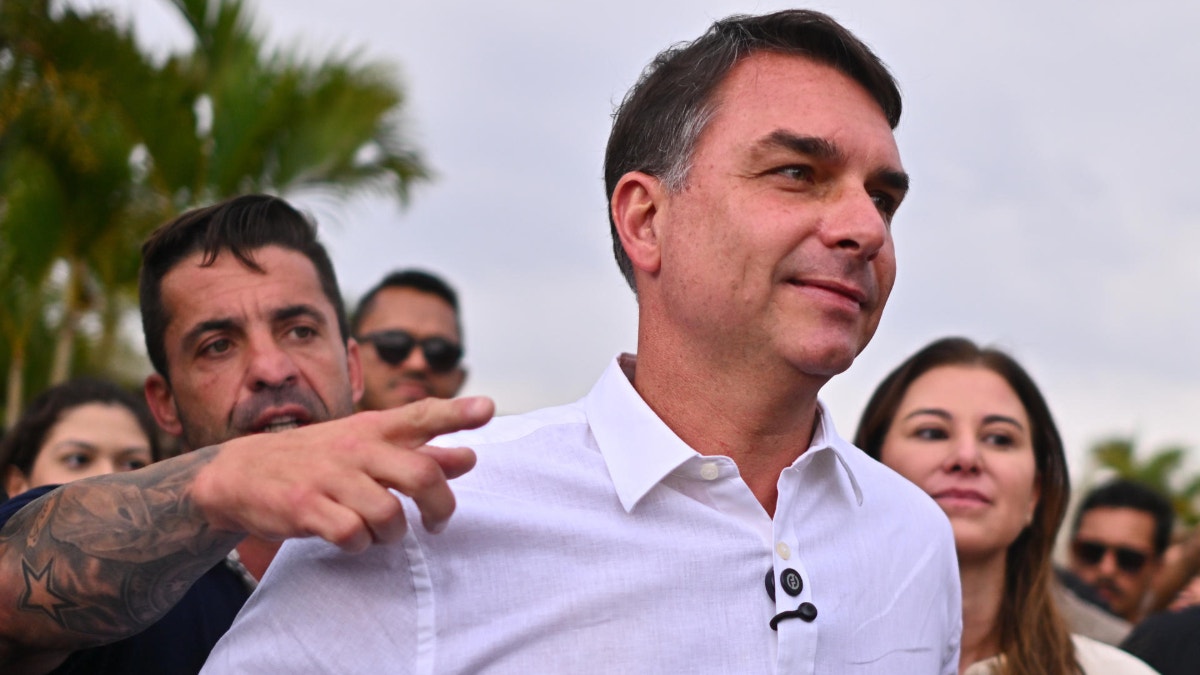 Flávio Bolsonaro visitará este martes a su padre en prisión domiciliaria