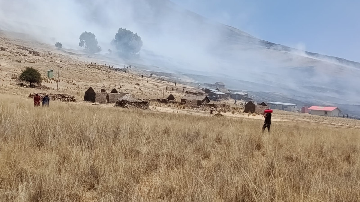 Puno: incendio arrasa casas y pastizales en seis comunidades del distrito de Calapuja