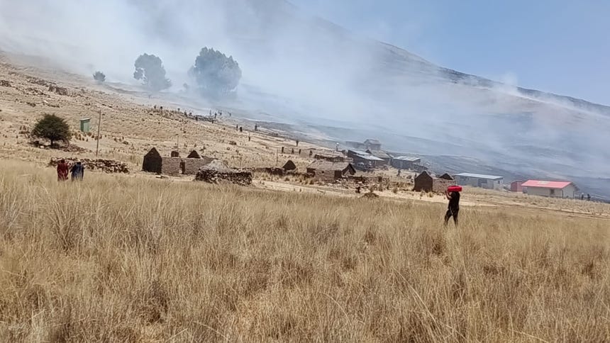 Puno: incendio arrasa casas y pastizales en seis comunidades del distrito de Calapuja