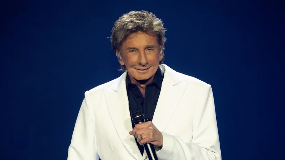 Barry Manilow abandona escenario en Las Vegas y cancela conciertos tras nuevas complicaciones de salud