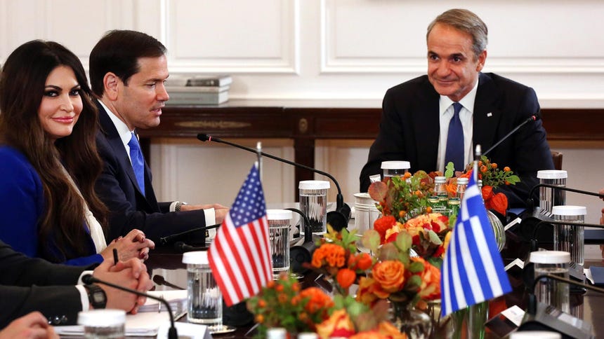 En su última visita a Atenas, el jefe de la diplomacia de EE.UU.; Marco Rubio, defendió el trabajo de Kimberly Guilfoyle en Grecia. 