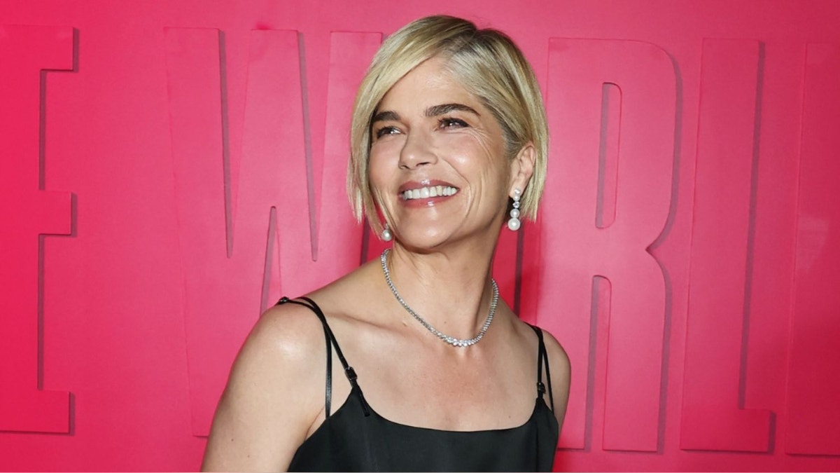 Selma Blair fue detenida y hospitalizada tras un altercado en un avión: la investigan por presuntas agresiones