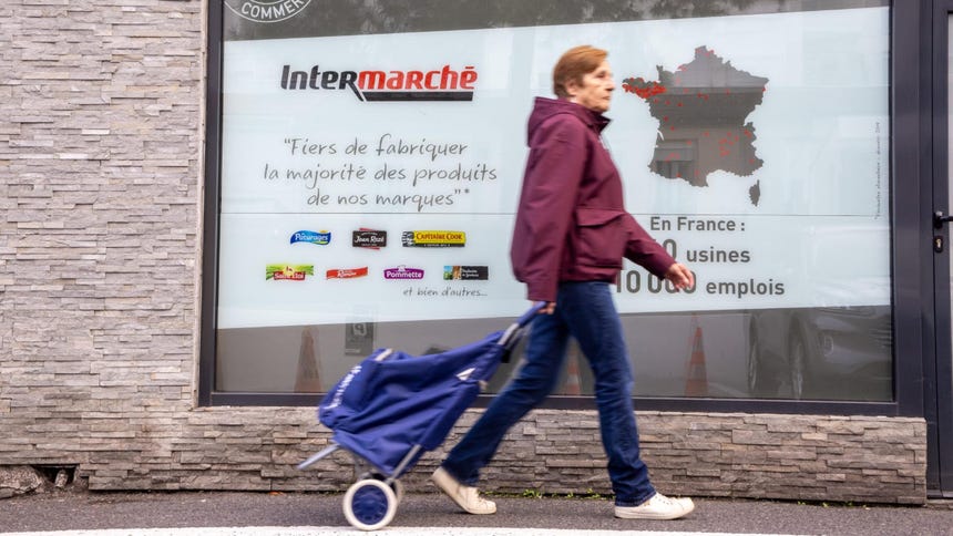 Una mujer pasa frente a un supermercado Intermarché en Asnières, cerca de París, este lunes 12 de octubre.
