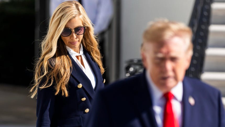 Trump y Katie Zacharia en los exteriores de la Casa Blanca. 