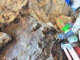 Las labores están a cargo de especialistas en conservación del patrimonio e incluyen la limpieza especializada, la remoción de grafitis y deyecciones de murciélagos, el tratamiento de agentes biológicos y la conservación de las pinturas rupestres y de la superficie rocosa. Estas acciones buscan preservar la integridad de las manifestaciones rupestres y recuperar su visibilidad para favorecer su interpretación y valoración.
