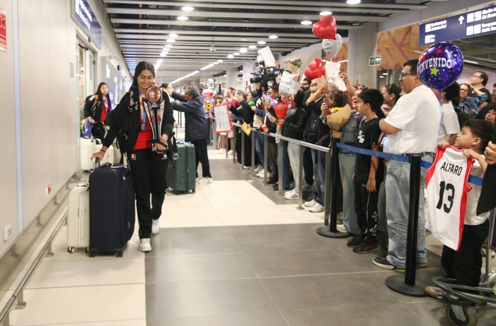 El plantel de la Selección Peruana de Vóley Sub 19 se emocionó en su llegada a la capital después de su buena actuación en el Sudamericano de Brasil.