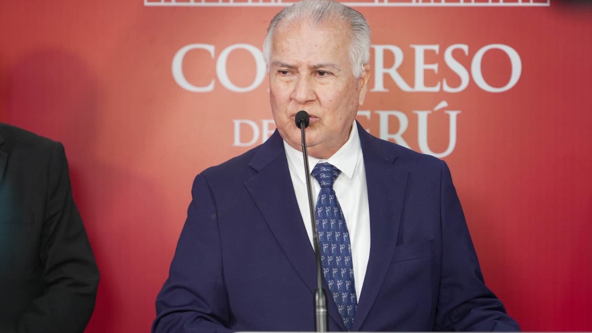 Alfonso López Chau evalúa presentar moción de interpelación contra el ministro César Astudillo
