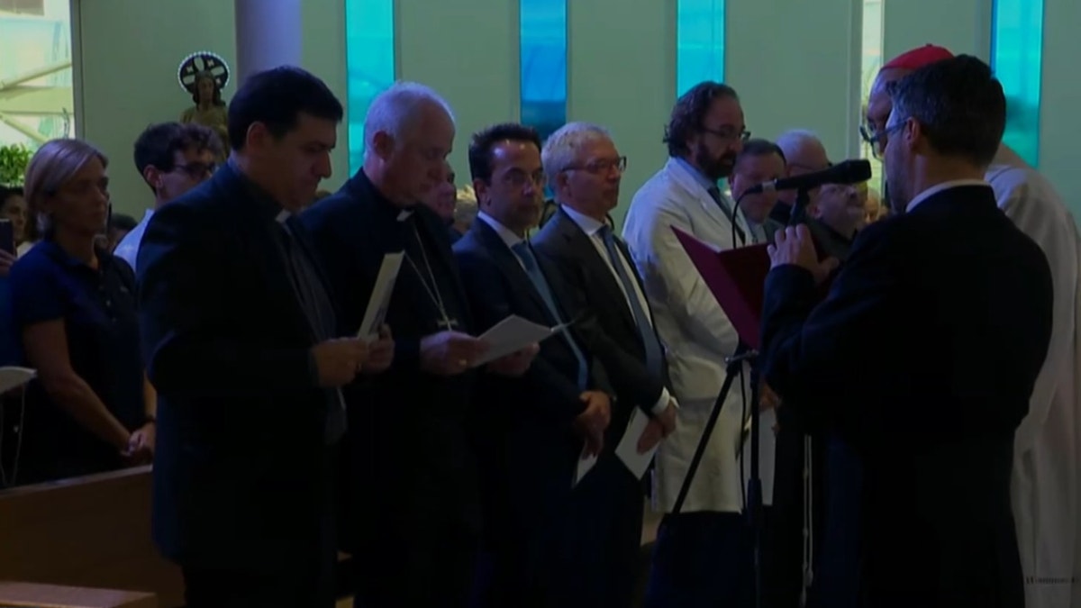 Vaticano convocó a rezo del rosario por la salud del papa León XIV