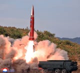 El museo exhibe un misil balístico intercontinental Hwasong-20, que tiene un alcance de 15 000 kilómetros y diseñado para portar múltiples ojivas nucleares.
