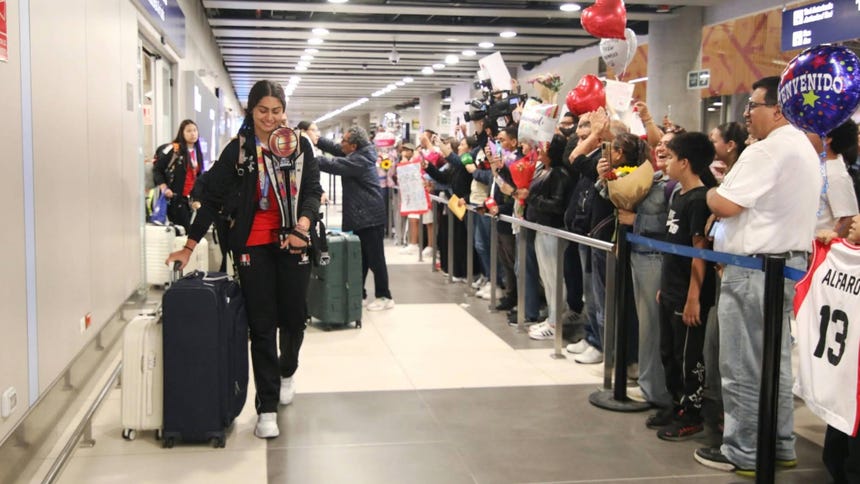 Así recibieron al equipo peruano en el aeropuerto Jorge Chávez.