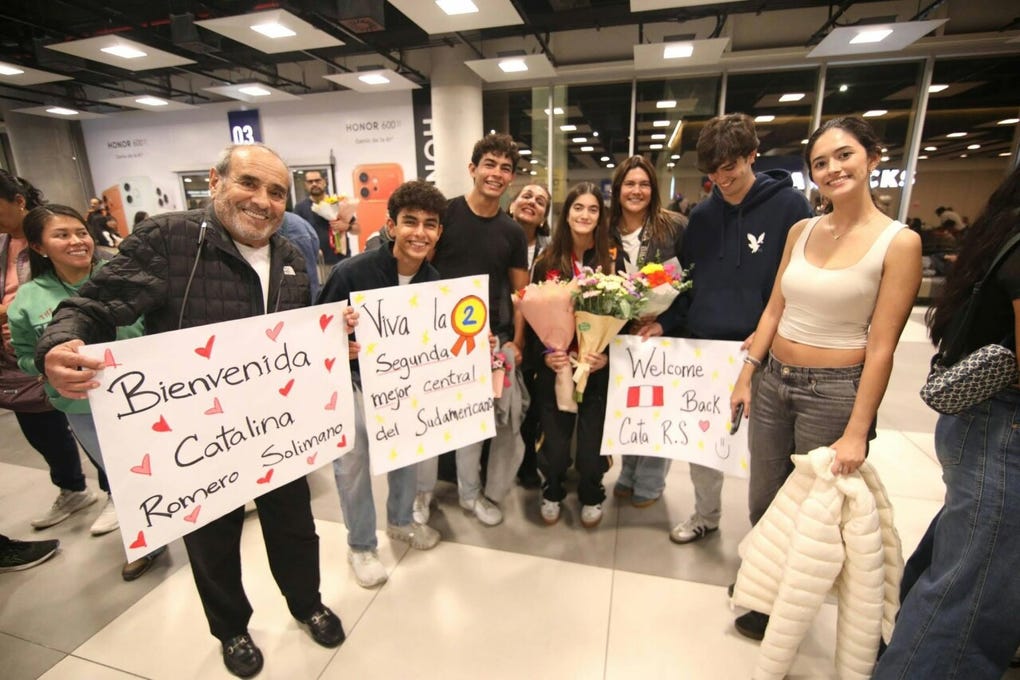 Familiares y amigos esperaron a las destacadas voleibolistas.