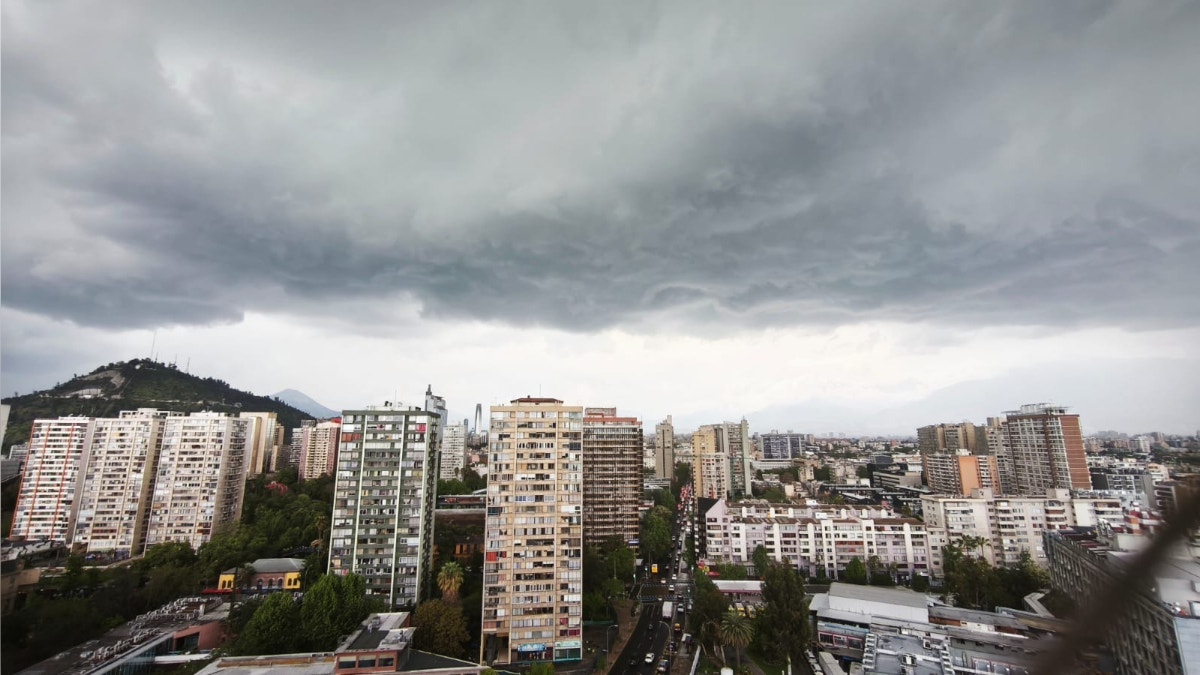 "Nunca hemos visto algo así en la capital": granizo, tormentas eléctricas y hasta un tornado ponen en alerta roja a Santiago de Chile [VIDEO]