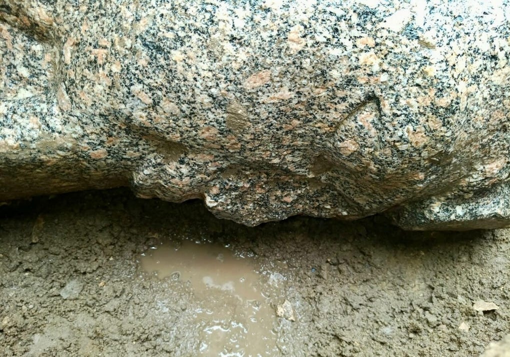 Este descubrimiento se produjo después de que un ciudadano, mientras trabajaba en su terreno frente a su casa en la aldea de Behbeit al Hegara, en la provincia de Gharbia, al norte de El Cairo, encontrara un bloque de piedra con inscripciones. Inmediatamente informó a las autoridades arqueológicas pertinentes, quienes se desplazaron al lugar para realizar un examen preliminar que confirmó la importancia arqueológica del bloque.
