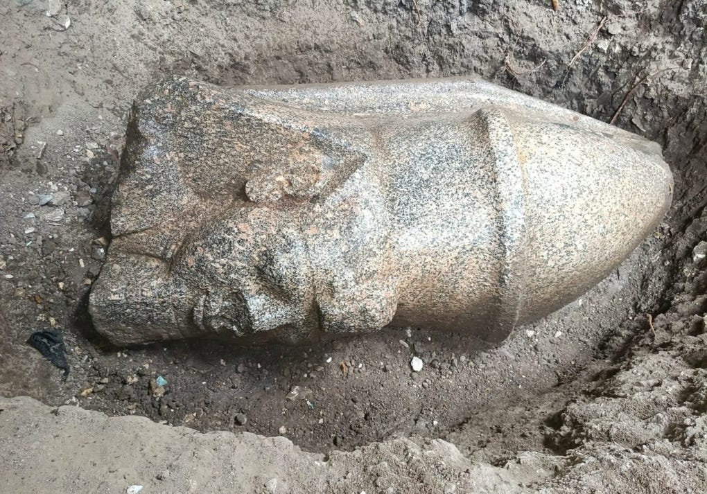 El segundo hallazgo es la cabeza de una estatua real -aproximadamente de 2.40 metros de largo-, cuyos rasgos faciales se conservan nítidos y en buen estado, con similitudes a los de la primera estatua, según el ministerio, que aquí indicó que se cree que perteneció a Ramsés II.