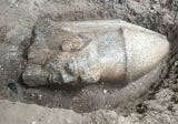 El segundo hallazgo es la cabeza de una estatua real -aproximadamente de 2.40 metros de largo-, cuyos rasgos faciales se conservan nítidos y en buen estado, con similitudes a los de la primera estatua, según el ministerio, que aquí indicó que se cree que perteneció a Ramsés II.